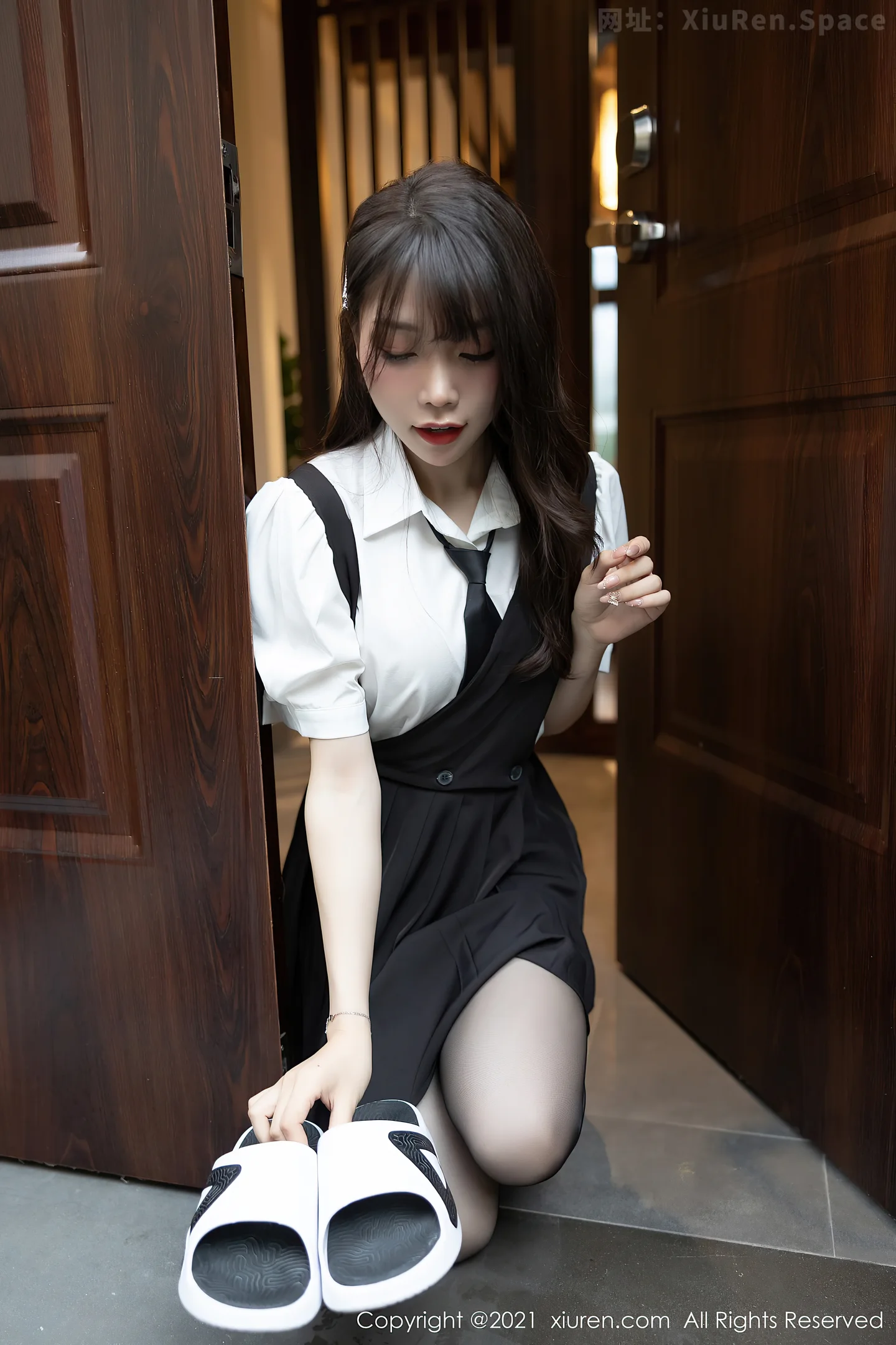 图片[5]-[XiuRen秀人网]VOL.3643 女神芝芝Booty女仆剧情主题私房黑色内衣配白色吊袜诱惑写真101P-秀人网官方网站